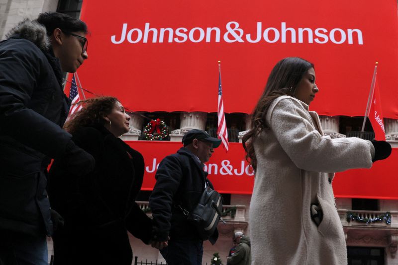 © Reuters. FILE PHOTO: A Johnson & Johnson banner is displayed on the front of the New York Stock Exchange (NYSE) in New York City, in New York City, U.S., December 5, 2023.  REUTERS/Brendan McDermid/File Photo