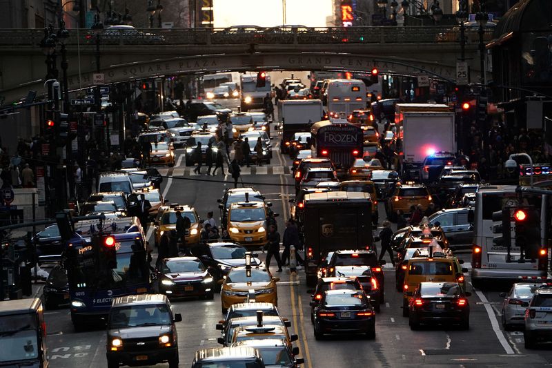 &copy; Reuters. Trânsito é retratado ao anoitecer em Manhattan, em Nova York, EUAn27/03/2019nREUTERS/Carlo Allegri