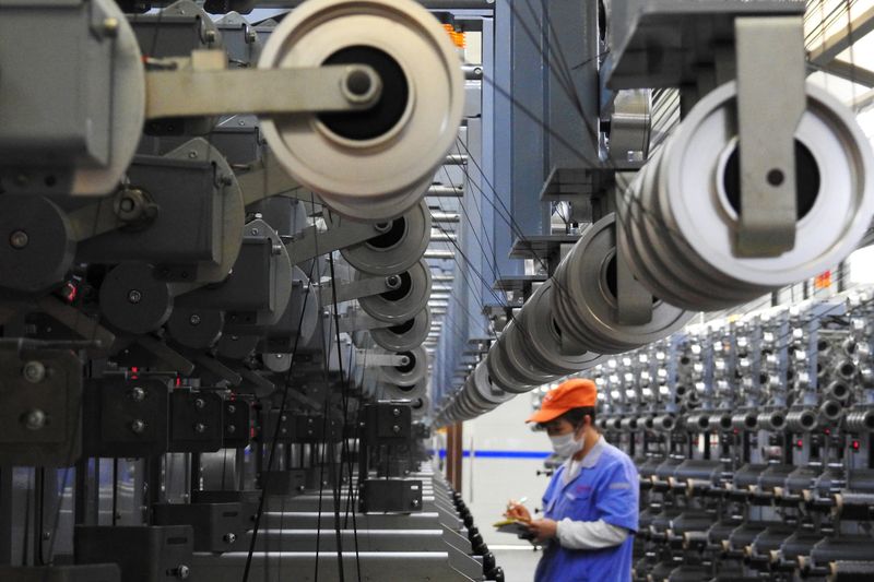 © Reuters. An employee works at a carbon fibre production line inside a factory in Lianyungang, Jiangsu province, China October 27, 2018. REUTERS/Stringer 