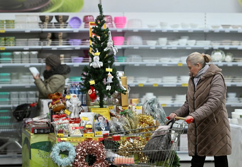 © Reuters. FILE PHOTO: Customers visit a supermarket in the Siberian city of Omsk, Russia, December 13, 2024. REUTERS/Alexey Malgavko/File Photo