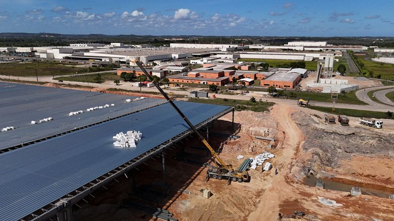 © Reuters. A drone view shows BYD's new electric vehicle (EV) factory's construction site in Camacari, Brazil December 26, 2024. REUTERS/Joa Souza