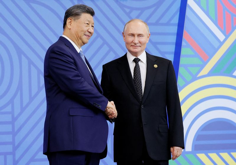 &copy; Reuters. Il presidente russo Vladimir Putin saluta il presidente cinese Xi Jinping durante la cerimonia ufficiale di benvenuto ai capi delegazione del vertice Brics a Kazan, in Russia, il 23 ottobre 2024. REUTERS/Maxim Shemetov/Pool/File Photo