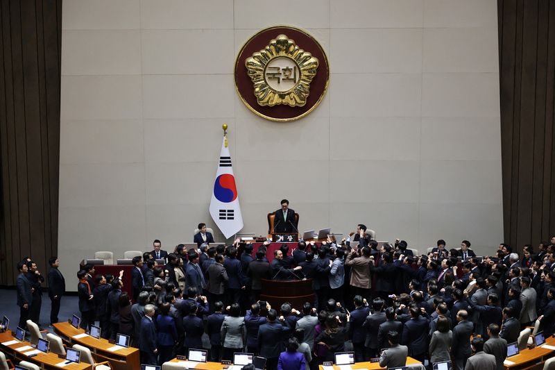 &copy; Reuters. I parlamentari del Partito del Potere Popolare, al governo in Corea del Sud, protestano contro il presidente dell'Assemblea nazionale Woo Won-shik durante il voto di impeachment di una sessione plenaria per il presidente ad interim e primo ministro Han Du