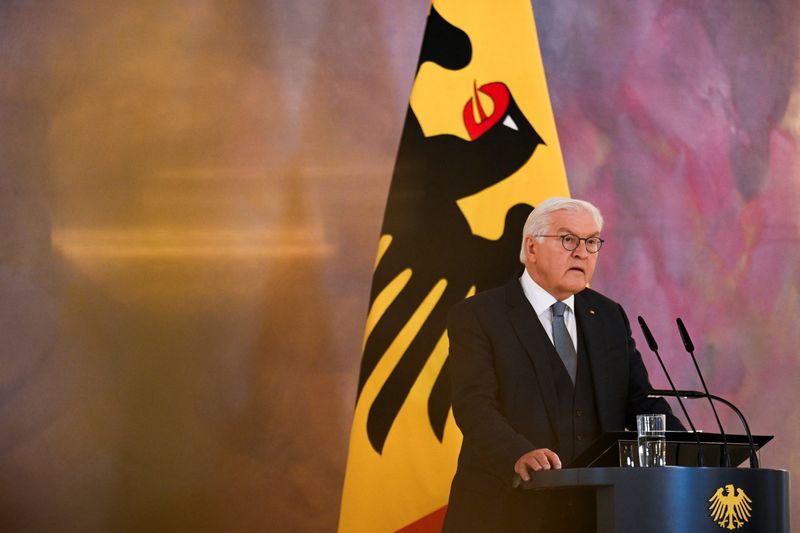 &copy; Reuters. Il presidente tedesco Frank-Walter Steinmeier scioglie il parlamento tedesco, il Bundestag, durante una dichiarazione ai media, dopo che il cancelliere Olaf Scholz ha perso un voto di fiducia, al palazzo Bellevue di Berlino, Germania, il 27 dicembre 2024.