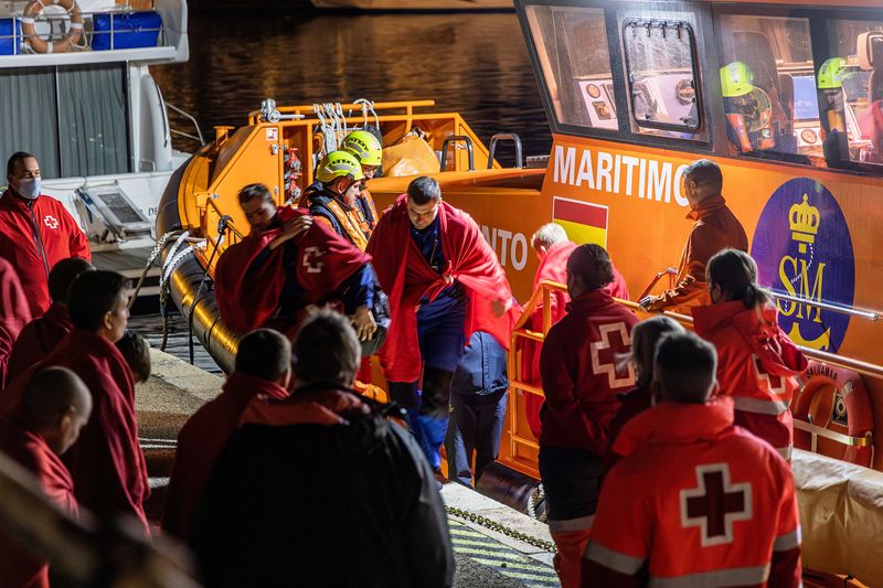 &copy; Reuters. FILE PHOTO: Survivors of the sinking of Russian cargo ship Ursa Major disembark from a Spanish Maritime Rescue ship upon arrival at the port of Cartagena, Spain, December 23, 2024. REUTERS/Jose Maria Rodriguez/File Photo