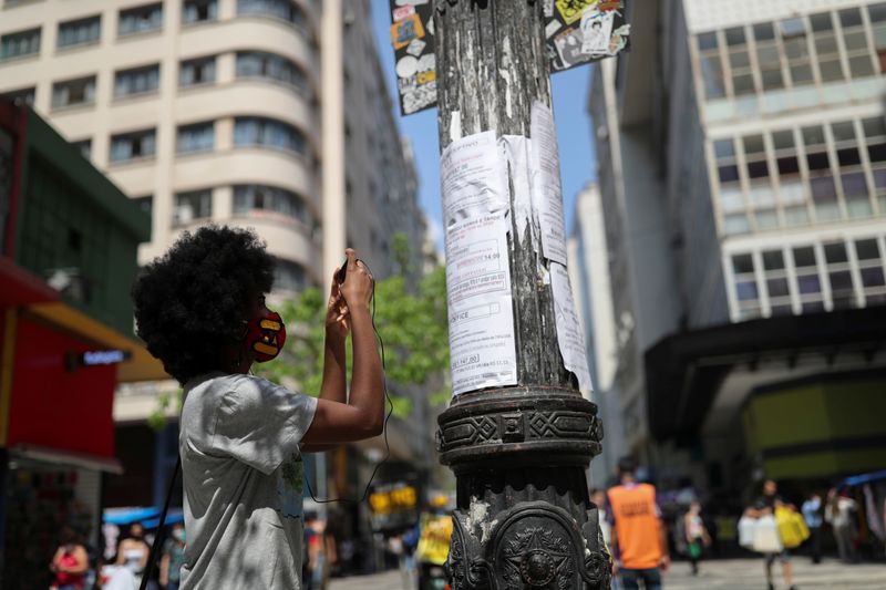 &copy; Reuters. Mulher fotografa anúncio de vaga de emprego no centro de São Paulon30/09/2020. REUTERS/Amanda Perobelli