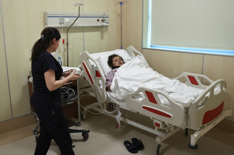 © Reuters. Vafa Shabanova, a passenger on the Azerbaijan Airlines plane that crashed in Kazakhstan, receives treatment at a hospital in Baku, Azerbaijan, December 27, 2024. REUTERS/Aziz Karimov