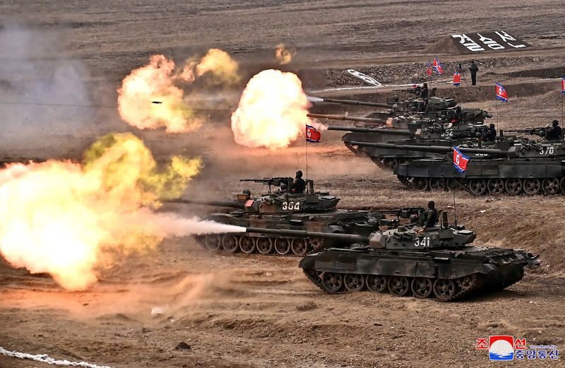 &copy; Reuters. Demonstração militar com unidades de tanques guiada pelo líder norte-coreano Kim Jong Un na Coreia do Norten13/03/2024nKCNA via REUTERS