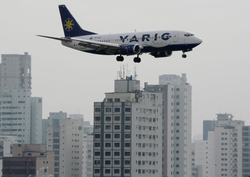 &copy; Reuters. Um Boeing 737 da Varig se prepara para pousar no aeroporto de Congonhas, em São Paulon27/07/2007nREUTERS/Rickey Rogers 