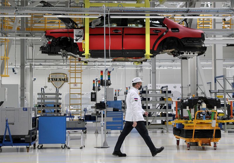 © Reuters. FILE PHOTO: An employee walks through an assembly line of the Aurus manufacturing plant in the town of Yelabuga in the Republic of Tatarstan, Russia May 31, 2021. REUTERS/Alexey Nasyrov/File Photo