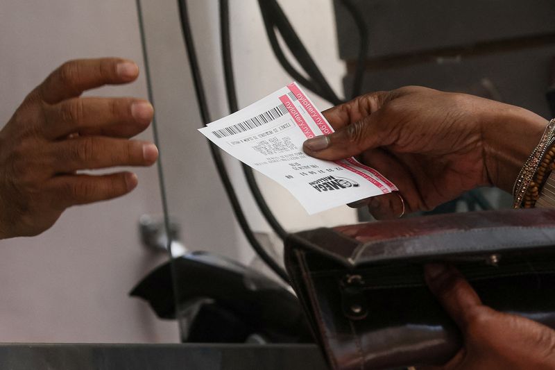 &copy; Reuters. FILE PHOTO: A customer purchases a Mega Millions and Powerball tickets in New York City, U.S., July 12, 2023. REUTERS/Brendan McDermid/File Photo