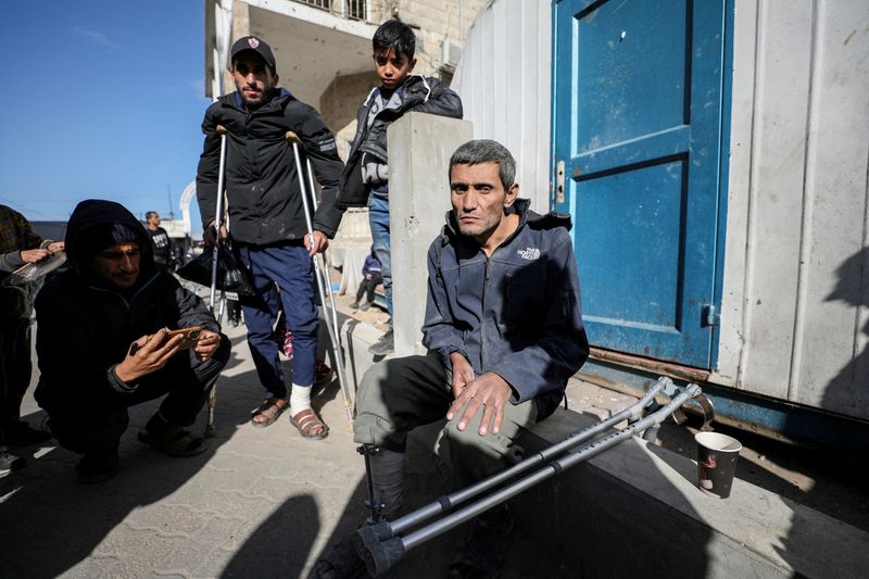 © Reuters. A Palestinian, evacuated from Kamal Adwan hospital in northern Gaza after Israeli forces raided the medical facility, sits next to crutches, amid the ongoing conflict between Israel and Hamas, in Gaza City, December 28, 2024. REUTERS/Dawoud Abu Alkas     