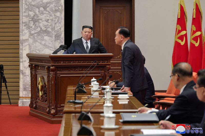 © Reuters. North Korean leader Kim Jong Un chairs a meeting of the country's ruling party, in Pyongyang, North Korea, in this photo released on December 29, 2024 by North Korea's official Korean Central News Agency.  KCNA via REUTERS     