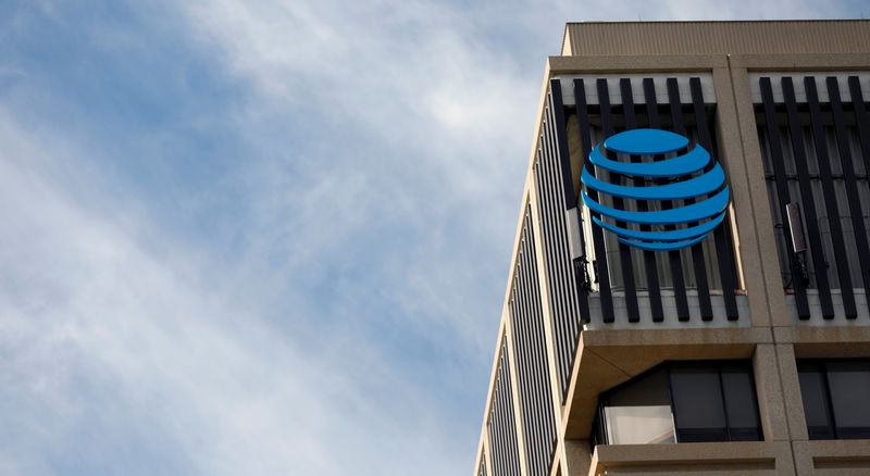 © Reuters. An AT&T logo is pictured in Pasadena, California, U.S., January 24, 2018. REUTERS/Mario Anzuoni/File Photo