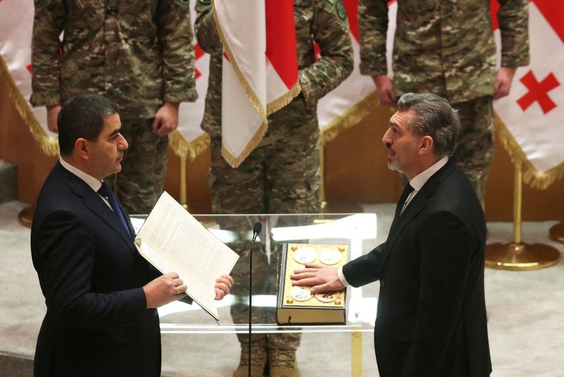 © Reuters. Mikheil Kavelashvili, elected by lawmakers as Georgia's new President, takes the oath during his swearing-in ceremony at the parliament in Tbilisi, Georgia December 29, 2024. REUTERS/Irakli Gedenidze/Pool