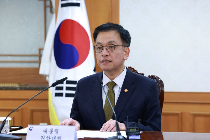 © Reuters. South Korea's Acting President, Vice Prime Minister and Finance Minister Choi Sang-mok chairs the National Security Council at the government complex in Seoul, South Korea December 27, 2024. Yonhap via REUTERS/File Photo