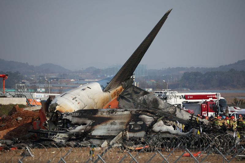 &copy; Reuters. Trabalhadores de resgate atuam em operação de salvamento após acidente com avião no Aeroporto Internacional de Muan, na Coreia do Suln29/12/2024nREUTERS/Kim Hong-Ji