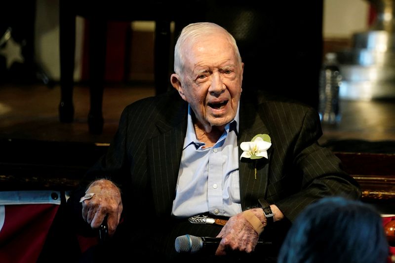 © Reuters. FILE PHOTO: Former US President Jimmy Carter reacts as his wife Rosalynn Carter (not pictured) speaks during a reception to celebrate their 75th wedding anniversary in Plains, Georgia, US on July 10, 2021. John Bazemore/Pool via REUTERS/File Photo