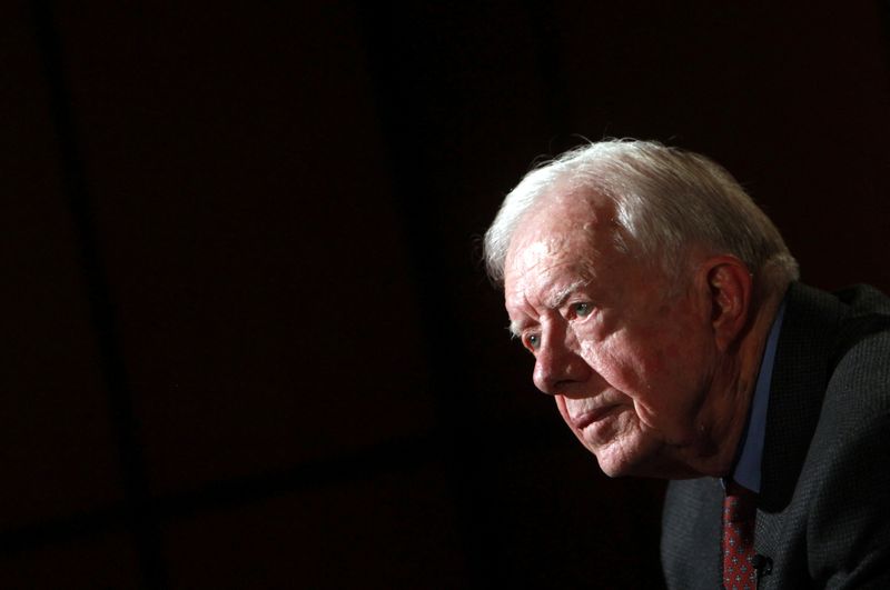 © Reuters. FILE PHOTO: Former U.S. President Jimmy Carter attends an interview with Reuters in Cairo, Egypt January 12, 2012. REUTERS/Amr Abdallah Dalsh/File Photo