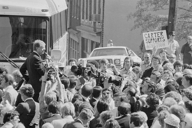 © Reuters. FILE PHOTO: Jimmy Carter speaks to a crowd at a campaign stop in Pittsburgh, Pennsylvania, September 8, 1976.   Library of Congress/Thomas J. O'Halloran/Handout via REUTERS/File Photo