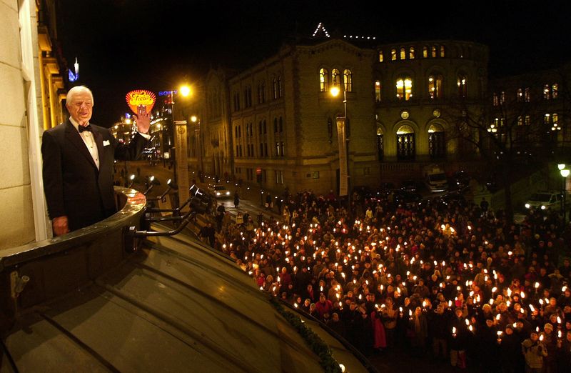 © Reuters. FILE PHOTO: Nobel Peace Prize winner and former U.S. President Jimmy Carter greets a torchlight procession from the balcony of the Grand Hotel in downtown Oslo, Norway, December 10, 2002. SCANPIX/Erlend Aas/via REUTERS/File Photo