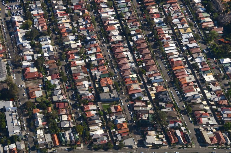 © Reuters. FILE PHOTO: Properties can be seen in the Sydney suburb of Enmore, Australia, September 5, 2016. Picture taken September 5, 2016.      REUTERS/David Gray/File Photo