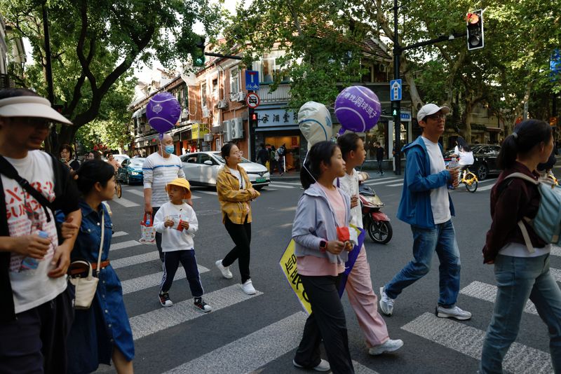 © Reuters. FILE PHOTO: People walk on a street in Shanghai, China October 4, 2024. REUTERS/Tingshu Wang/File Photo