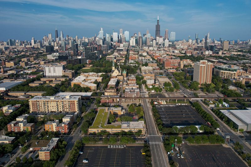 © Reuters. A drone picture shows the Chicago skyline, Illinois, U.S. August 14, 2024.  REUTERS/Vincent Alban