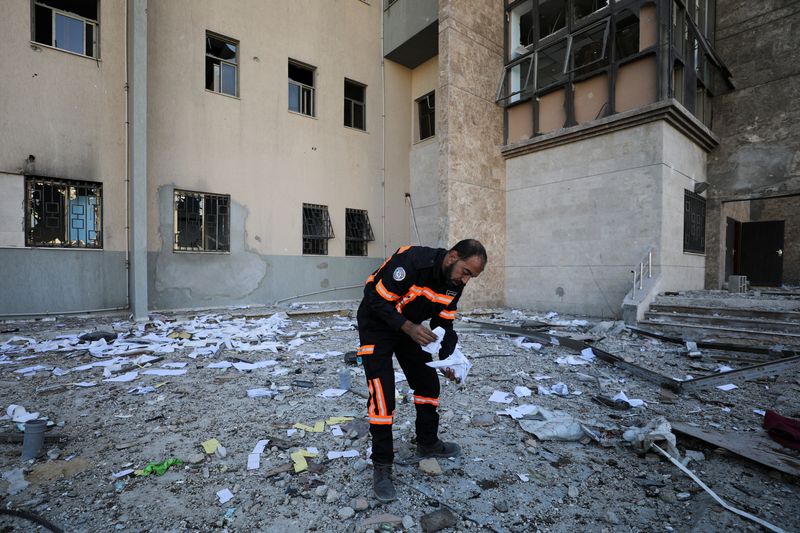 © Reuters. A Palestinian man inspects the site of an Israeli strike on Al-Wafaa hospital, according to the Palestinian civil defense, amid the ongoing conflict between Israel and Hamas, in Gaza City, December 29, 2024. REUTERS/Dawoud Abu Alkas/File Photo