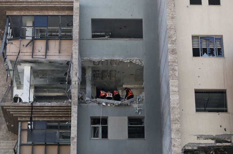 © Reuters. Palestinians inspect the site of an Israeli strike on Al-Wafaa hospital, according to the Palestinian civil defense, amid the ongoing conflict between Israel and Hamas, in Gaza City, December 29, 2024. REUTERS/Dawoud Abu Alkas/File Photo