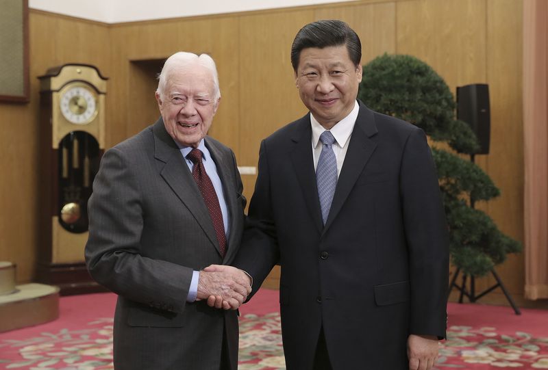 © Reuters. FILE PHOTO: China's Xi Jinping (R) shakes hands with former U.S. President Jimmy Carter during a meeting at  Zhongnanhai, the central government compound in Beijing, December 13, 2012. REUTERS/China Daily/File Photo