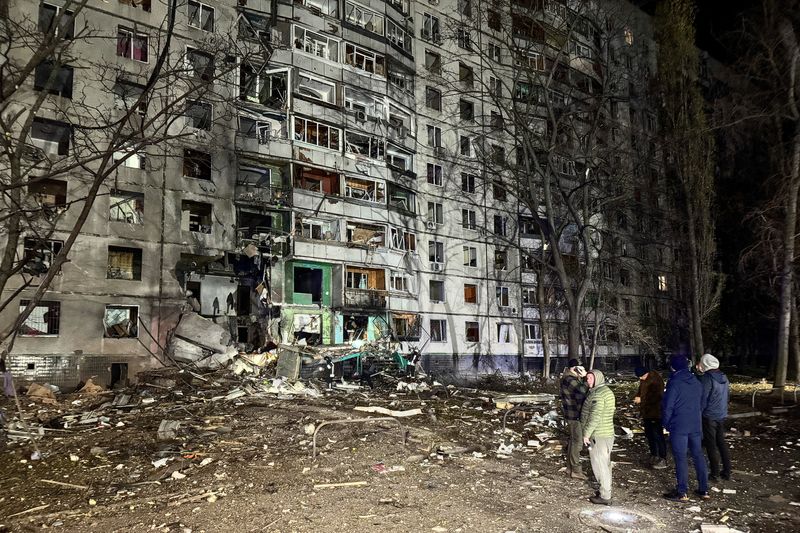 &copy; Reuters. FILE PHOTO: Residents stand next to their apartment building hit by a Russian air strike, amid Russia's attack on Ukraine, in Kharkiv, Ukraine November 8, 2024. REUTERS/Vitalii Hnidyi/File Photo