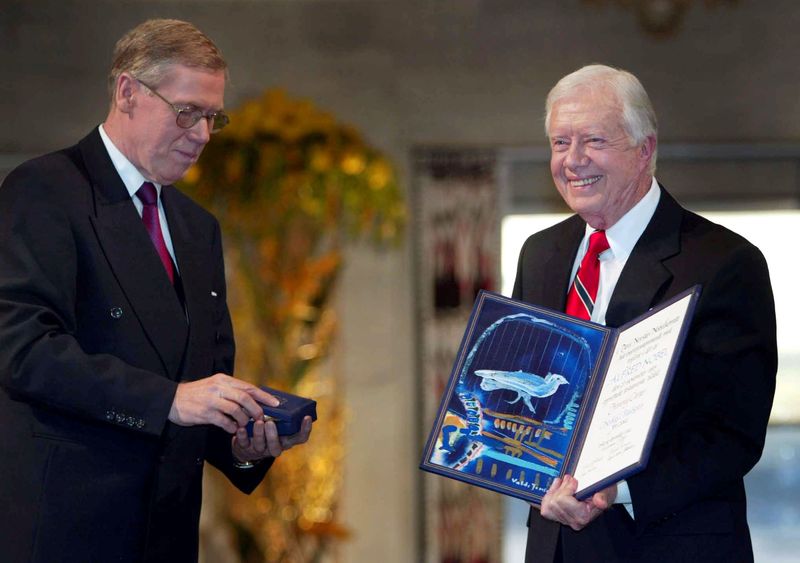 &copy; Reuters. FILE PHOTO: Former U.S. President Jimmy Carter receives his Nobel Peace Prize December 10, 2002 from chairman of the Norwegian Nobel Committee Gunar Berge (L) for decades of work for peace democracy and human rights from the Middle East to Haiti. REUTERS/