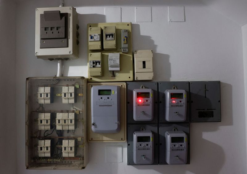 &copy; Reuters. Contatori elettrici su un muro di un condominio a Ronda, Spagna, 13 ottobre 2022. REUTERS/Jon Nazca