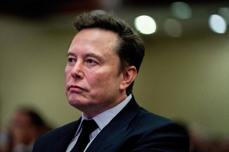 &copy; Reuters. FILE PHOTO: Tesla CEO and X owner Elon Musk listens as US President-elect Donald Trump speaks during a meeting with House Republicans at the Hyatt Regency hotel in Washington, DC, U.S. on November 13, 2024.  ALLISON ROBBERT/Pool via REUTERS/File Photo