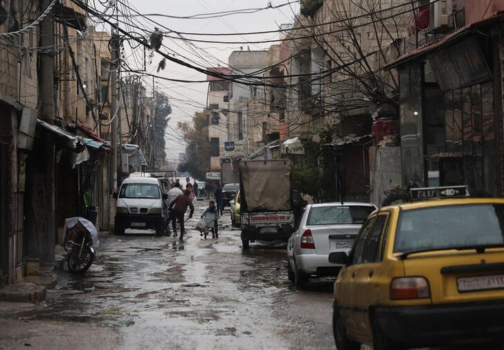 © Reuters. A boy carries products for his family with the help of a bicycle in the cold weather after heavy rain, in Muadamiyat al-Sham, on the outskirts of Damascus, after Syria's Bashar al-Assad was ousted, in Syria, December 29, 2024. REUTERS/Amr Abdallah Dalsh