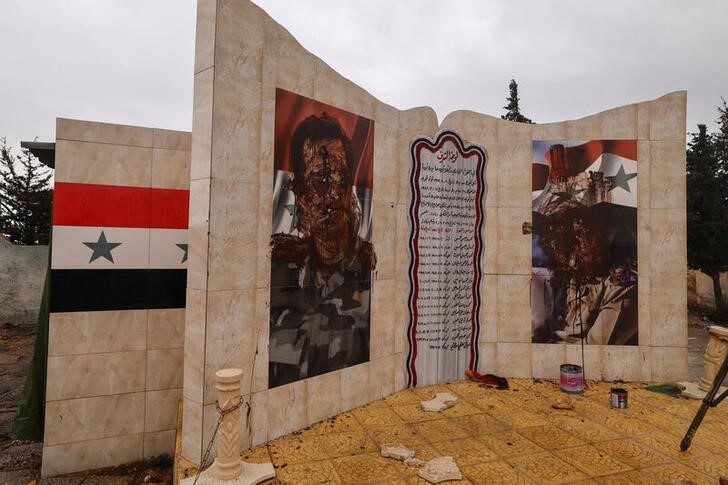 © Reuters. Defaced posters of ousted President Bashar al-Assad and his father, late President Hafez al-Assad, hang at a military base at Mount Qasioun, which had restricted access during the civil war, in Damascus, Syria December 29, 2024. REUTERS/Zohra Bensemra