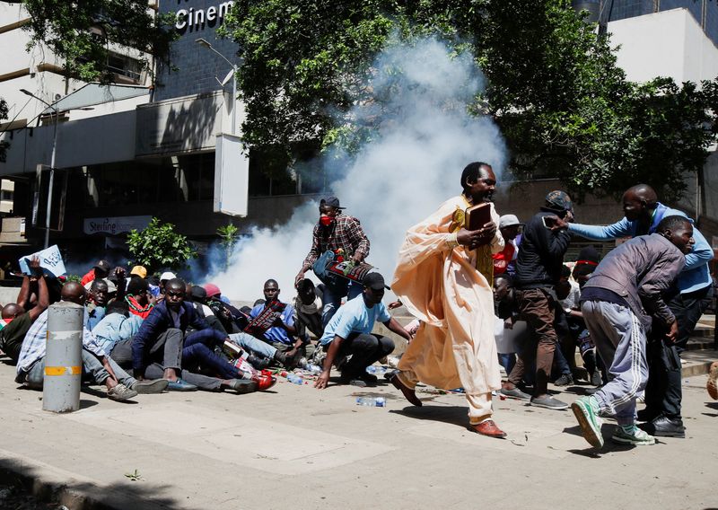 &copy; Reuters. Riot police lob tear gas canisters as they attempt to disperse protesters demonstrating against what they say is a wave of unexplained abductions of government critics, along the Aga Khan walk in downtown Nairobi, Kenya December 30, 2024. REUTERS/Monicah 