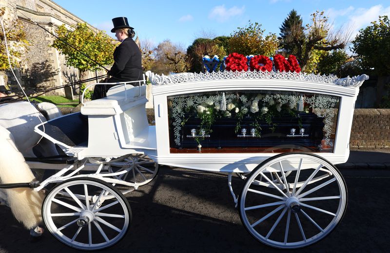 © Reuters. FILE PHOTO: Coffin of former One Direction singer Liam Payne arrives for the funeral at St. Mary's Church in Amersham, near London, Britain, November 20, 2024. REUTERS/Toby Melville/File Photo