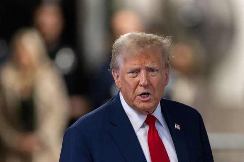 &copy; Reuters. Ex-presidente dos EUA Donald Trump conversa com jornalistas na Corte Criminal de  Manhattan, em Nova York, EUAn25/04/2024nREUTERS/File Photo