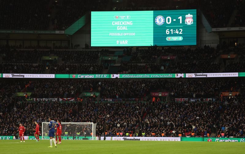 &copy; Reuters. Placar eletrônico anuncia checagem do VAR durante final da Copa da Liga Inglesa da temporada 2023/2024 entre Chelsea e Liverpool em Wembleyn25/02/2024 REUTERS/Hannah Mckay