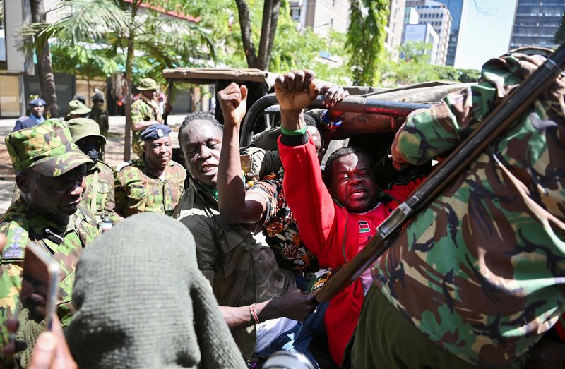 © Reuters. Busia Senator Okiya Omtatah reacts after riot police officers detained him among other protesters demonstrating against what they say is a wave of unexplained abductions of government critics, along the Aga Khan walk in downtown Nairobi, Kenya December 30, 2024. REUTERS/John Muchucha