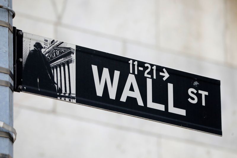 &copy; Reuters. Un cartello stradale di Wall Street è visibile all'esterno della Borsa di New York (Nyse) a New York City, New York, Stati Uniti, 28 giugno 2021. REUTERS/Andrew Kelly