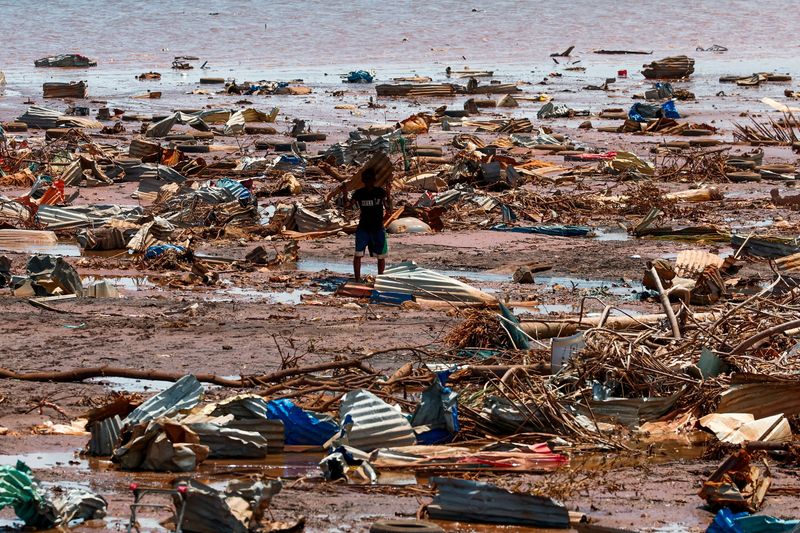 &copy; Reuters. Destroços deixados pela passagem do ciclone Chido no arquipélago de Mayotte, território ultramarino francêsn20/12/2024 REUTERS/Gonzalo Fuentes