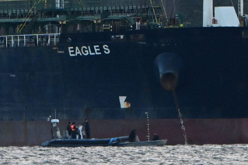 © Reuters. Finnish Coast Guard stops a small boat which tried to reach the oil tanker Eagle S anchored near the Kilpilahti port in Porvoo, on the Gulf of Finland December 30, 2024. Lehtikuva/Jussi Nukari/via REUTERS 