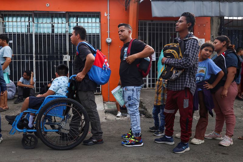 &copy; Reuters. Migrants line up outside the office of the Mexico's National Migration Institute (INM) to process permits to travel through Mexico in an attempt to reach the U.S. border, in Tapachula, Mexico, December 30, 2024. REUTERS/Damian Sanchez