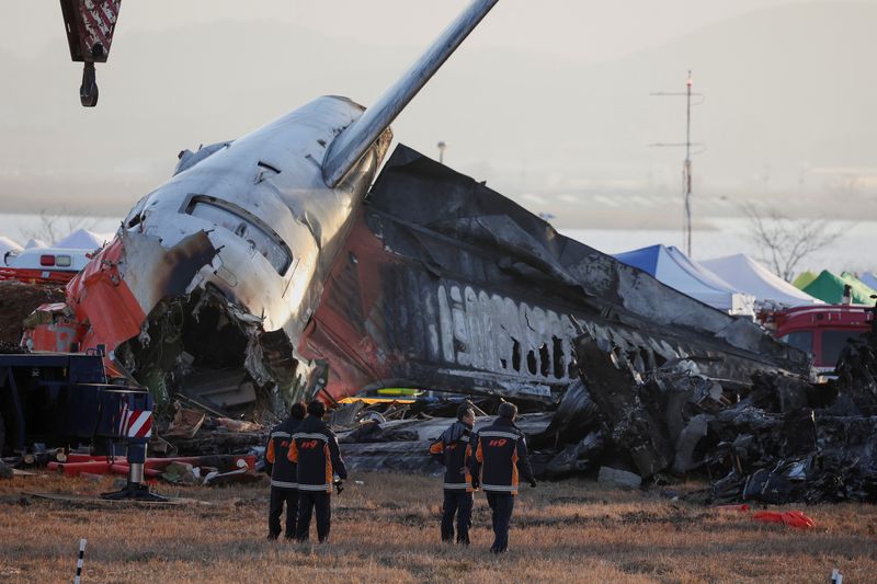 &copy; Reuters. Firefighters take a look at the wreckage of the aircraft that crashed after it went off the runway, at Muan International Airport, in Muan, South Korea, December 31, 2024. REUTERS/Kim Hong-Ji