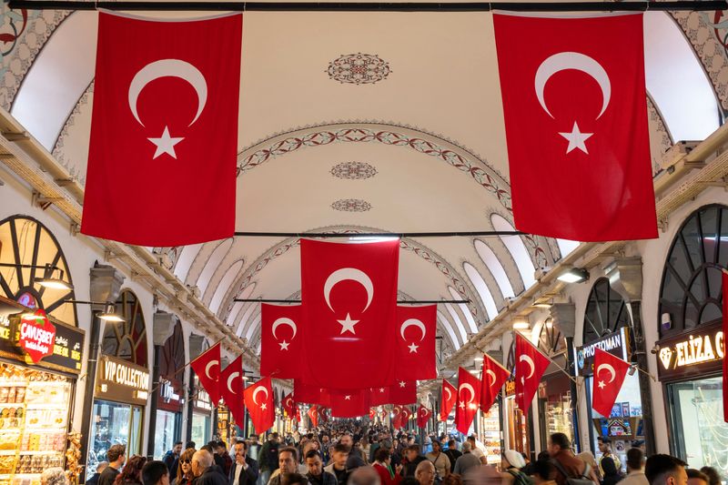 © Reuters. People stroll through the historic Grand Bazaar, a popular tourist attraction and one of the country's most important economic venues, in Istanbul, Turkey, October 22, 2024. REUTERS/Murad Sezer