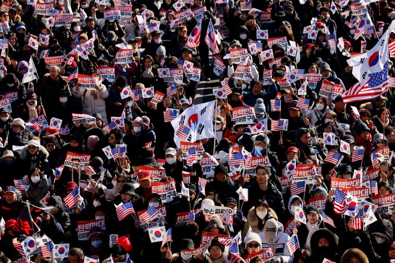 © Reuters. Demonstrators opposing the court's approval of an arrest warrant for impeached South Korean President Yoon Suk Yeol protest outside his official residence in Seoul, South Korea, December 31, 2024. REUTERS/Kim Soo-hyeon