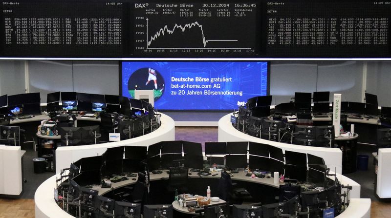 © Reuters. FILE PHOTO: The DAX chart of the German stock price index is printed at the stock exchange in Frankfurt, Germany, December 30, 2024. REUTERS/Staff/File photo